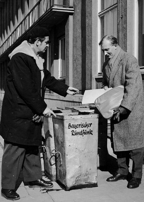 James Krüss vor einer Mülltonne des Bayerischen Rundfunk