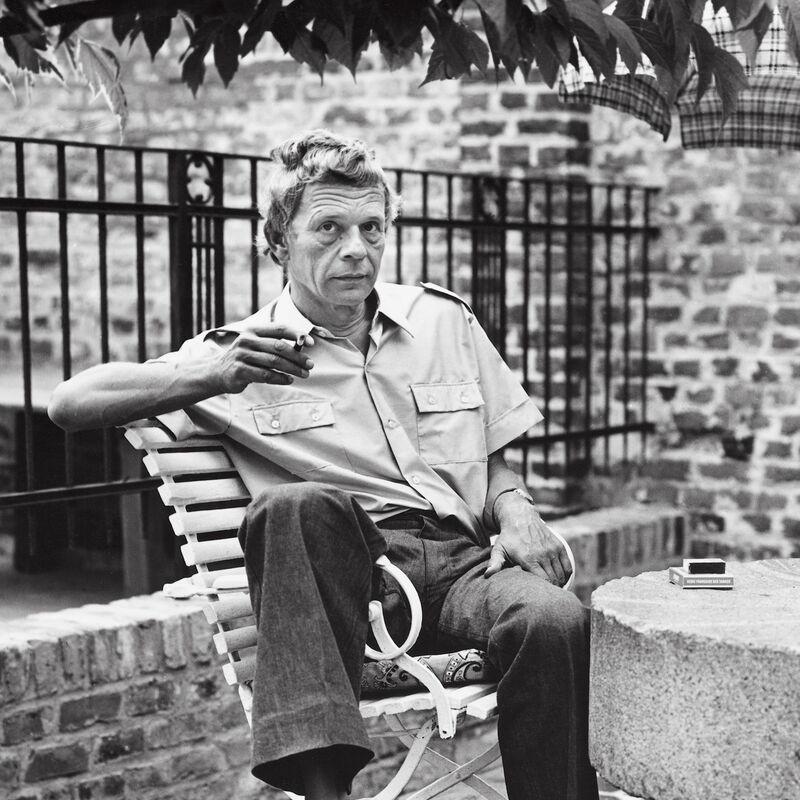 Peter Hacks sitzt locker auf seiner Steinterrasse